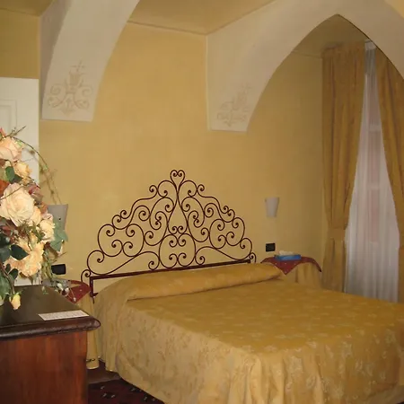Palazzo Di Mezzo 3* Carrù