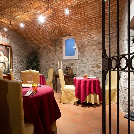 Palazzo Di Mezzo Hotel Carrù