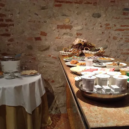 Palazzo Di Mezzo Hotel Carrù