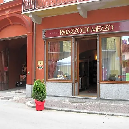 Palazzo Di Mezzo 3* Carrù