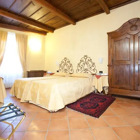 Palazzo Di Mezzo